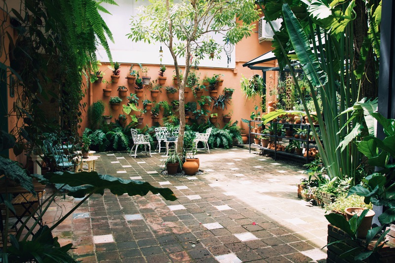 Somos un refugio para el ser. Creamos experiencias que permitan una conexión autentica con tu espíritu, la naturaleza y la exploración creativa. Cada espacio ha sido creado con la intención de inspirar y expandir la esencia de tu ser. Esta es una invitación a explorar los Jardínes de tu interior.